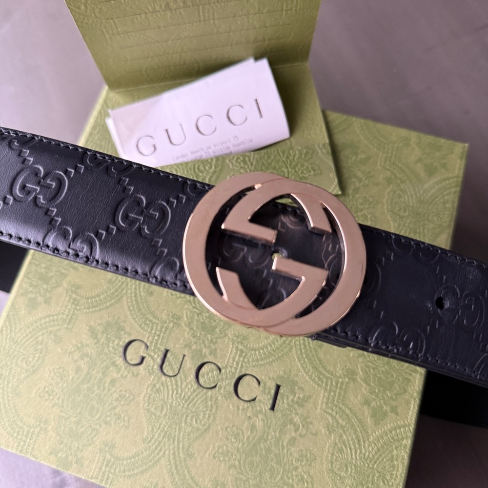 Woman Gucci Black Signature Leather Belt with Gold Interlocking Logo Buckle
